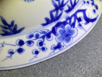 Een Chinese blauw-witte 'Drie vrienden van de winter' kom, Kangxi merk en periode